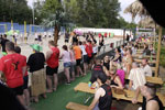 Ein Dorf beacht Volleyball